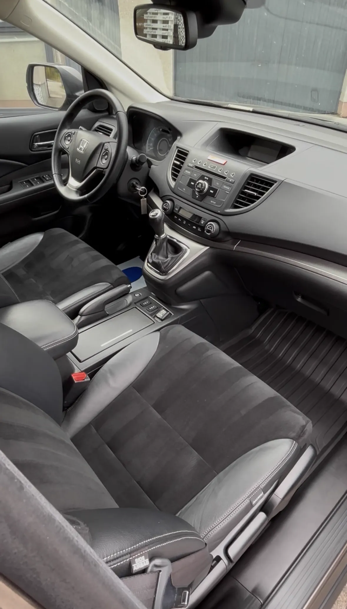 Vyčištěný přední interiér a čalounění sedaček Hondy CR-V