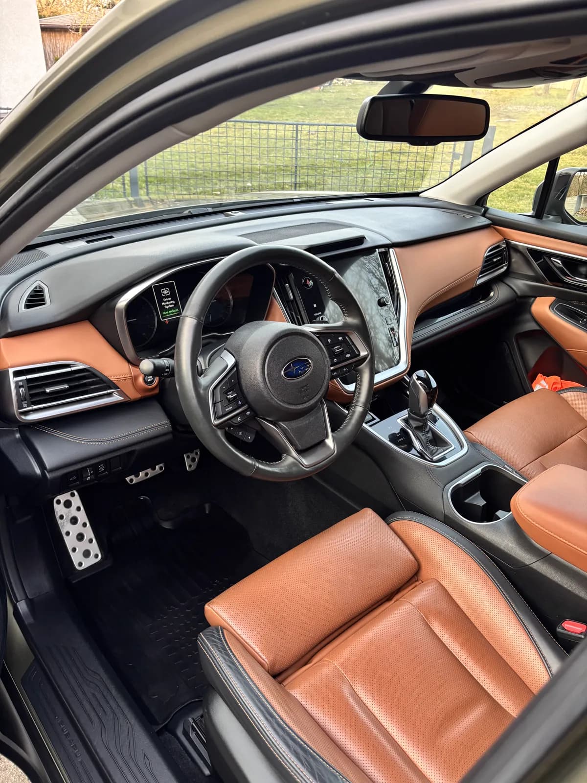 Vyčištěný interiér Subaru Outback s hnědou kůží